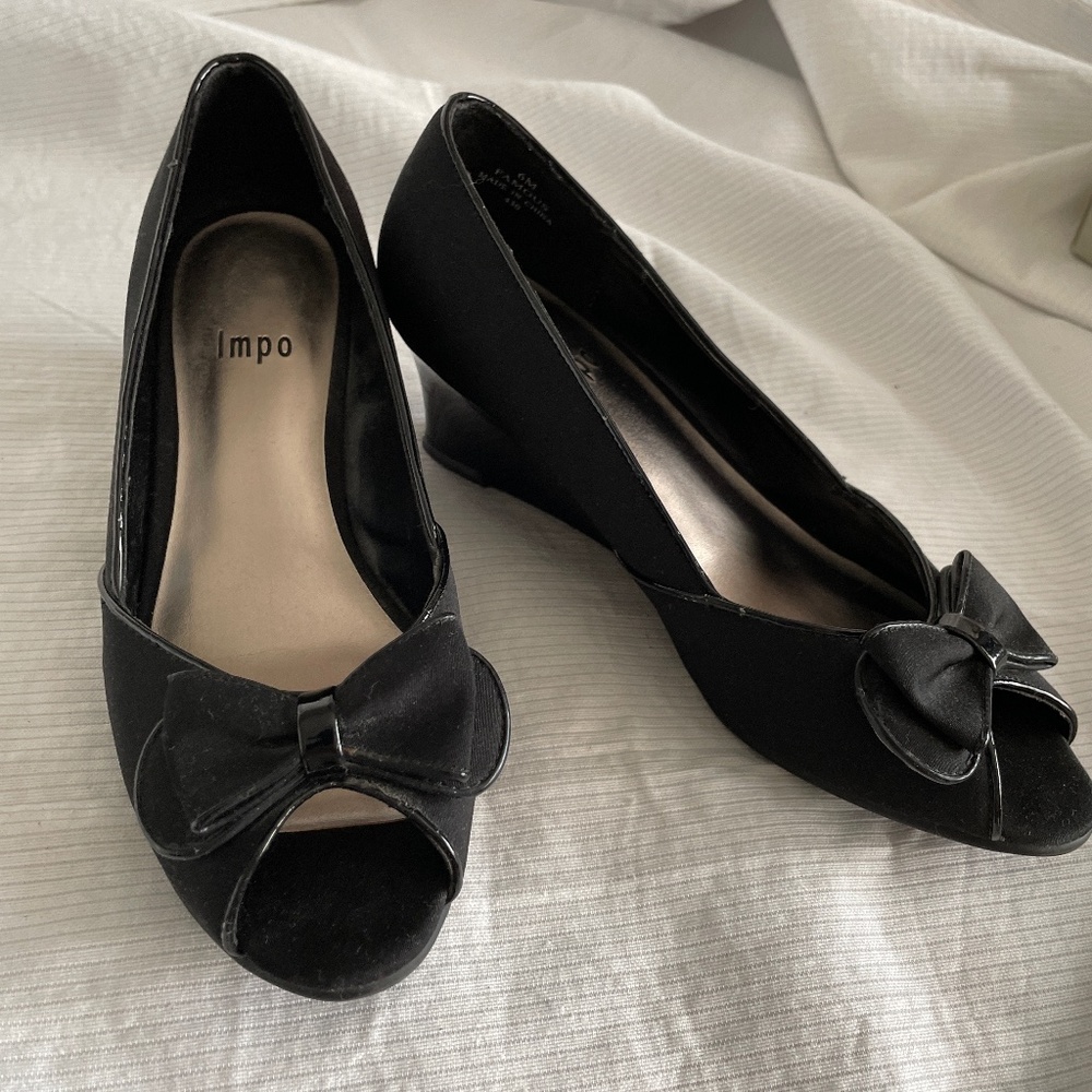 Black patent leather and fabric wedged open toe shoes